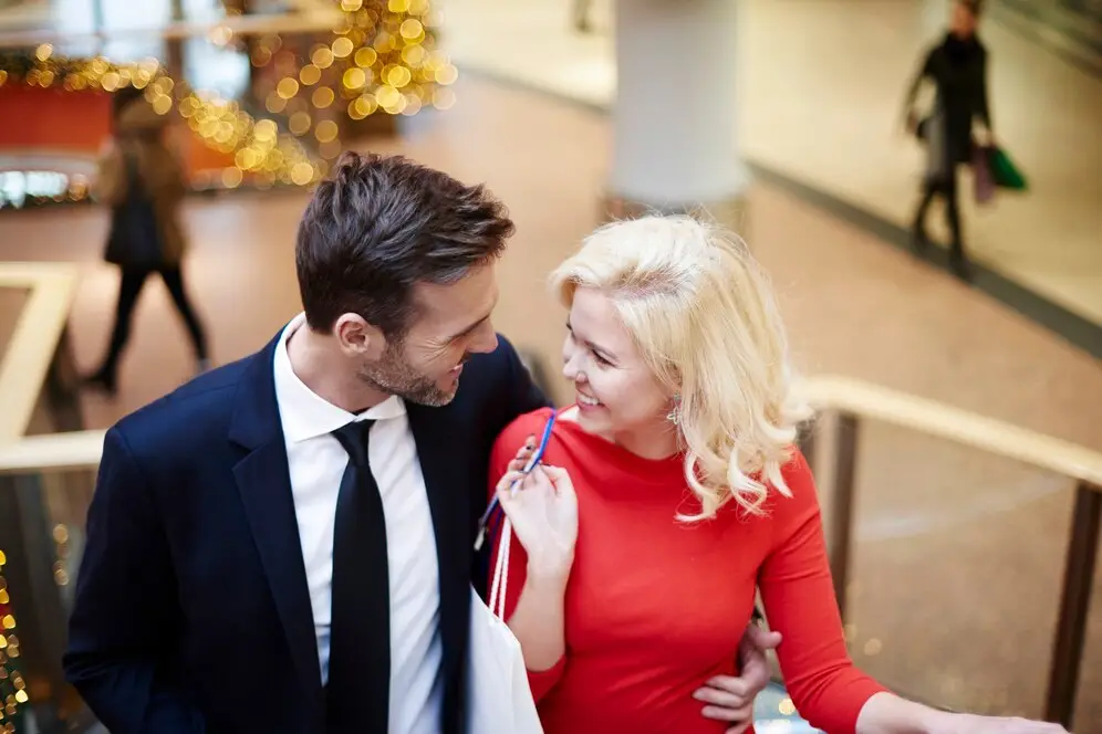 ¿Por qué razones puede resultar complicado encontrar pareja hoy en día? 1 Foto de una pareja donde el hombre abraza de la cintura a la mujer y se miran sonriendo. Es la ilustración de un artículo de Lovitmatch Making.