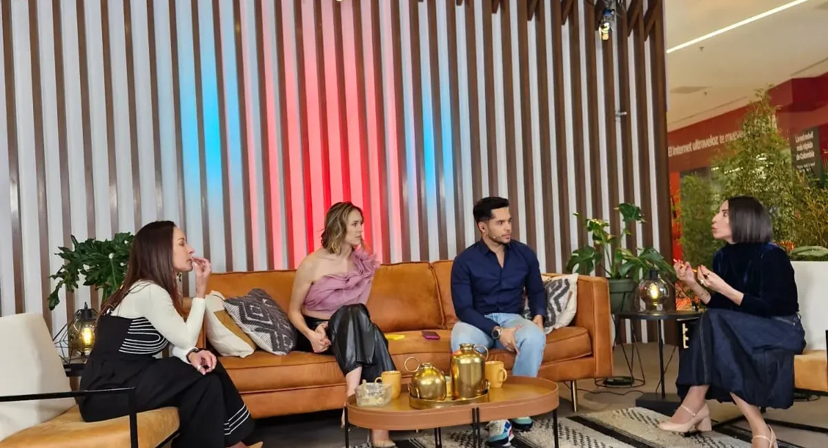 Entrevista exclusiva con Liliana Barreto CEO de Lovitmatch Making en Red + vivo, acá aparecen tres presentadores y la invitada Liliana, que están reunidos en el set de la televisora.