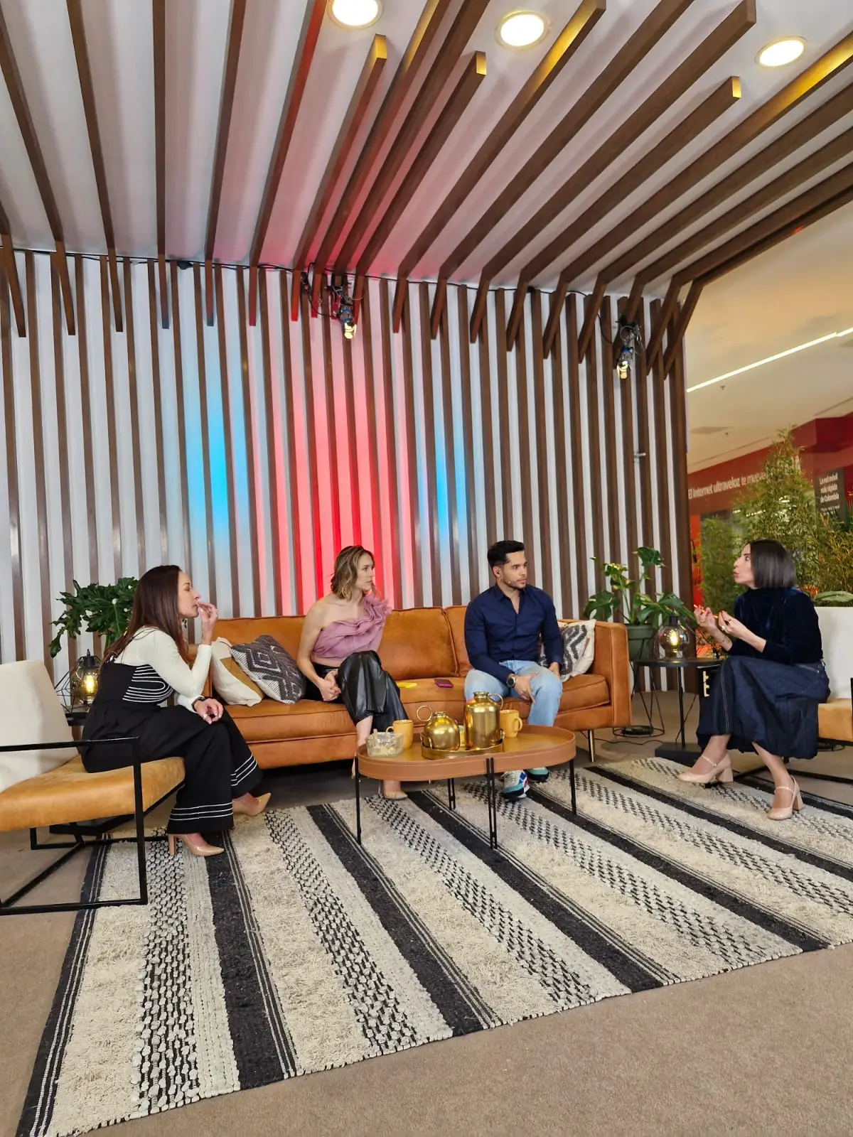 Entrevista exclusiva con Liliana Barreto CEO de Lovitmatch Making en Red + vivo, acá aparecen tres presentadores y la invitada Liliana, que están reunidos en el set de la televisora.