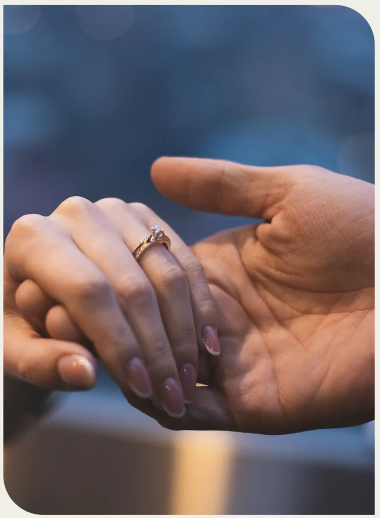 Porque Lovit 6 Foto de dos manos una encima de la otra con un anillo en el dedo. Es la ilustración de la página de Lovitmatch Making.