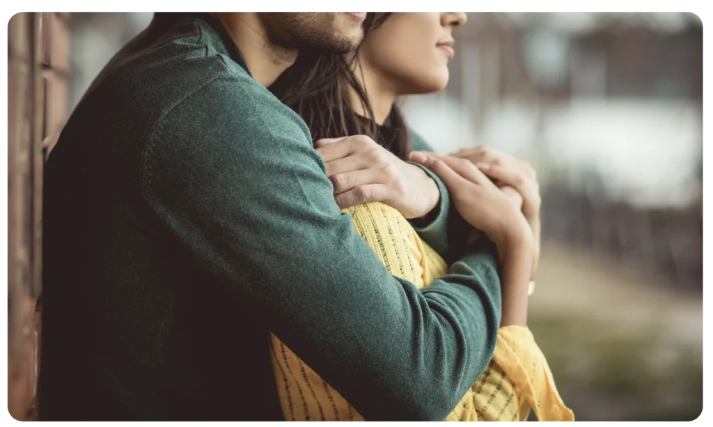 Lovit Matchmaking: Headhunting Sentimental 4 Foto de perfil lateral en la que un hombre y una mujer están abrazados. Ella está frente a él y ambos miran en la misma dirección. Lovit Matchmaking