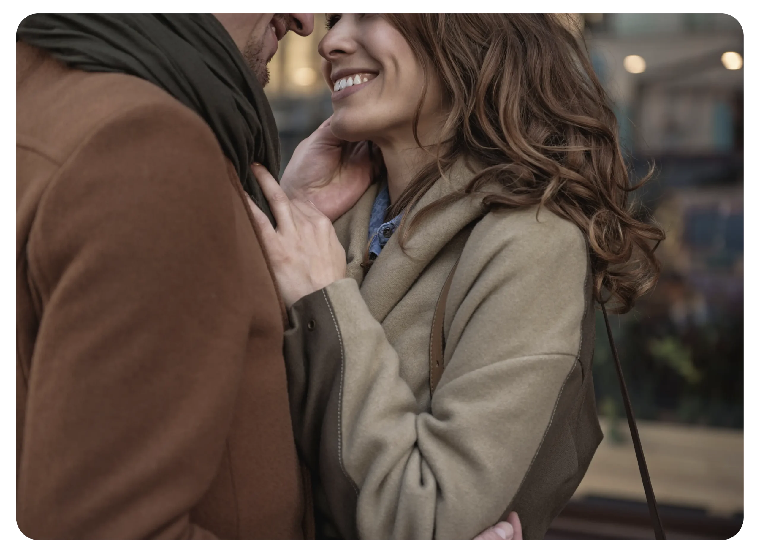Nosotros 1 Foto de una pareja donde el hombre le está tocando la cara a una mujer y ambos están sonriendo. Es una ilustración dentro de la página de Lovitmatch Making.